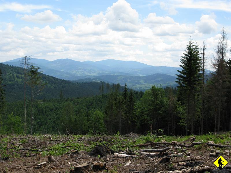 foto 025.jpg - Wysokość odsłania ciekawe widoki na inne Beskidy. Cicho, szumi wiatr, jest pięknie.